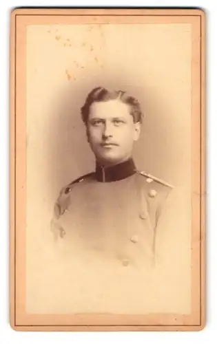 Fotografie Gustav Schultze, Naumburg a. S., Lindenstrasse 4, Portrait Chevauleger in Uniform mit Seitenscheitel