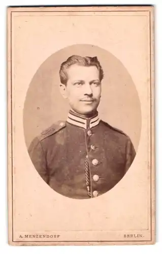 Fotografie A. Menzendorf, Berlin, Louisen-Str. 61, Portrait Soldat in Garde Uniform mit Schützenschnur