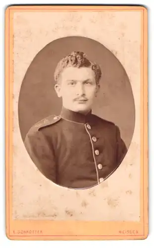 Fotografie E. Schroeter, Meissen, Obergasse 597, Portrait sächsischer Soldat in Uniform Rgt. 13 mit Locken