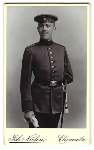 Fotografie Joh. Niclou, Chemnitz, König-Str. 3&5, Portrait sächsischer Soldat in Uniform mit Bajonett