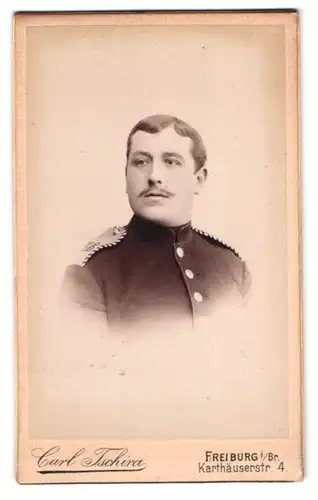 Fotografie Carl Tschira, Freiburg i. Br., Karthäuserstr. 4, Portrait Einjährig-Freiwilliger in Uniform Rgt. 113