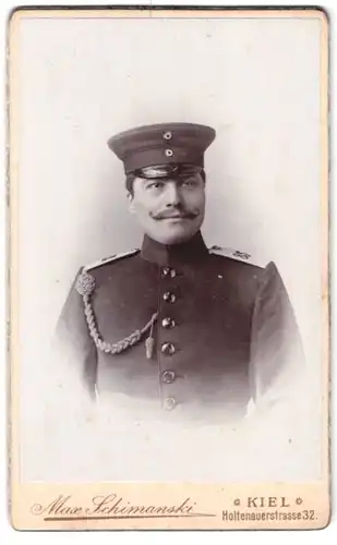 Fotografie Max Schimanski, Kiel, Holtenauerstr. 32, Portrait Soldat in Uniform Rgt. 85 mit Schützenschnur, Zwirbelbart