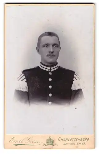 Fotografie Emil Giese, Charlottenburg, Schloss-Str. 68, Portrait Garde Soldat in Musiker Uniform mit Schwalbennest