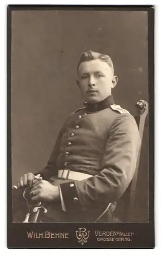 Fotografie Wilh. Behne, Verden a. Aller, Grosse-Str. 76, Portrait Soldat in Uniform Art. Rgt. 26
