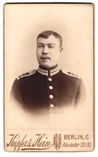 Fotografie Kupfer & Hein, Berlin, Alexander-Str. 30, Portrait preussischer Soldat in Garde Uniform