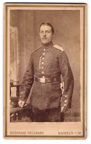 Fotografie Bernhard Tielemann, Hameln a. W., Portrait Soldat in Uniform Rgt. 79 mit Bajonett