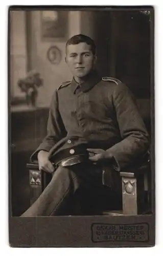 Fotografie Oskar Meister, Bautzen, Kaiserstr. 15, Portrait sächsischer Soldat in Feldgrau Uniform sitzend im Stuhl