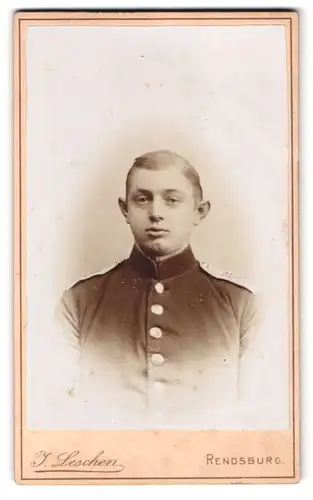 Fotografie J. Leschen, Rendsburg, Prinzessinstr. 2, Portrait Soldat in Uniform Rgt. 85 mit Segelohren