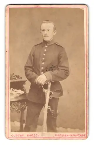 Fotografie Gustav Karsch, Dresden, Grosse Meissener Str. 9, Portrait Soldat in Uniform Art. Rgt. mit Säbel