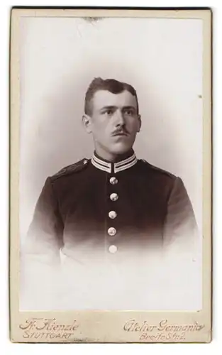 Fotografie Fr. Kienzle, Stuttgart, Breite Str. 2, Portrait Garde Soldat in Uniform mit Moustache