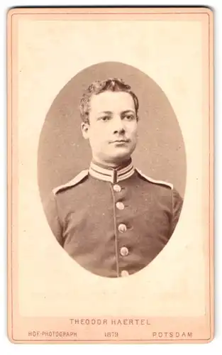 Fotografie Theodor Haertel, Potsdam, Charlottenstr. 25, Portrait junger preussischer Soldat in Garde Uniform