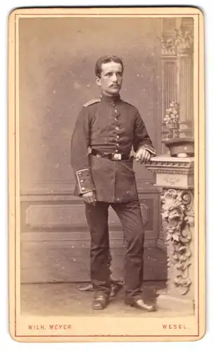 Fotografie Wilh. Meyer, Wesel, Bau-Str. 642, Portrait Soldat in Uniform posiert im Atelier