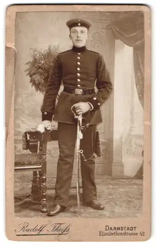 Fotografie Rudolf Theiss, Darmstadt, Elisabethenstr. 42, Portrait hessischer Soldat in Uniform mit Säbel und Krätzchen