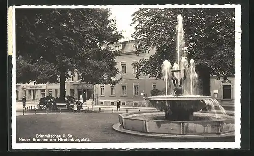 AK Crimmitschau i. Sa., Neuer Brunnen am Hindenburgplatz mit Geschäften