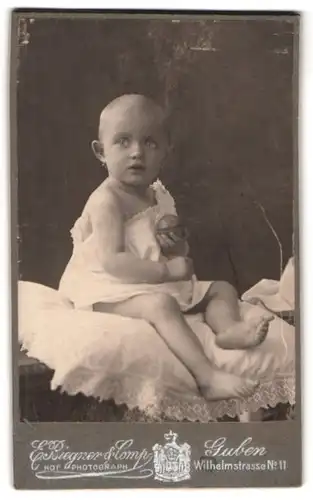 Fotografie E. Biegner & Comp., Guben, Wilhelmstrasse 11, Portrait süsses Kleinkind im weissen Hemd mit Ball