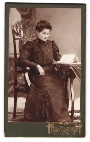 Fotografie Willy Holzheuer, Hohen-Neuendorf, Berliner Strasse 54, Portrait junge Dame im Kleid mit einem Buch