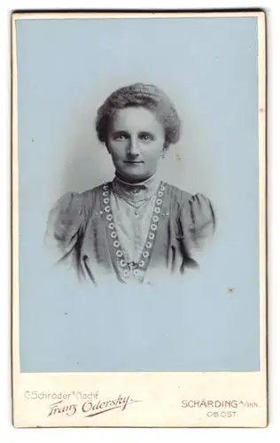 Fotografie Franz Odersky, Schärding a /Inn, Portrait junge Dame in hübscher Kleidung