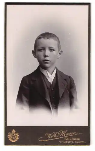 Fotografie Wilhelm Mann, Salzburg, Portrait junger Mann im Anzug
