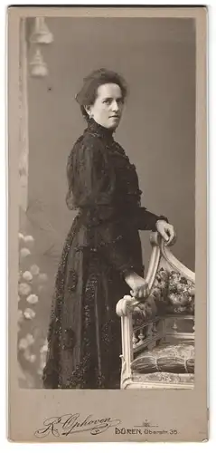 Fotografie R. Ophoven, Düren, Oberstr. 35, Frau mittleren Alters in schwarzem Kleid