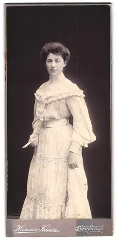 Fotografie Hermann Krause, Treuen i. Vogtl., Dame in weissem Kleid hält eine Karte