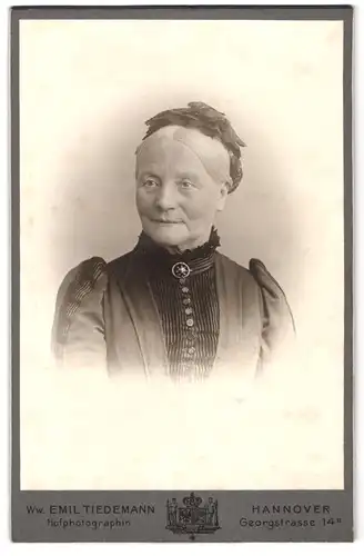 Fotografie Witwe Emil Tiedemann, Hannover, Georgstrasse 14, alte Dame mit weissem Haar und dunklem Kleid