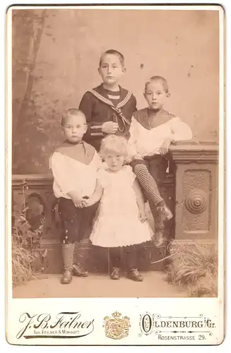 Fotografie J. B. Feilner, Oldenburg i. Gr., Rosenstrasse 29, Knaben in Matrosenanzügen mit ihrer jüngeren Schwester
