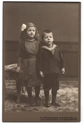 Fotografie M. Johannsen, Oldenburg i. Gr., Heiligengeiststrasse 2, Mädchen mit ihrem jüngeren Bruder in Matrosenanzug