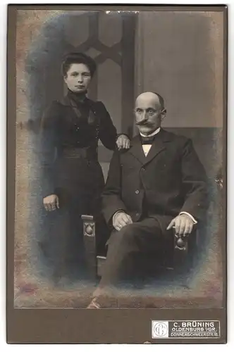 Fotografie C. Brüning, Oldenburg i. Gr., bürgerliches Ehepaar in würdevoller Pose
