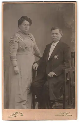 Fotografie Rolus, Spandau, Neuendorferstrasse 103, Dame mit Doppelkinn und Gatte mit Medaille