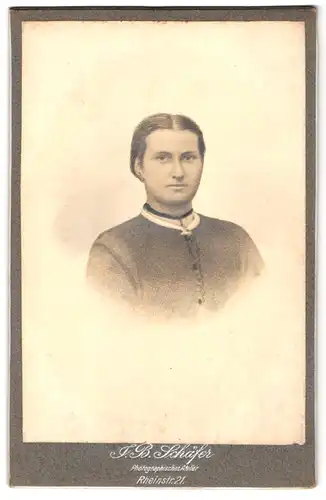 Fotografie J. B. Schäfer, Wiesbaden, Rheinstrasse 21, Portrait junge Dame mit zurückgebundenem Haar