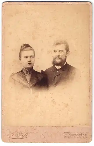 Fotografie G. Pfaff, Burgstädt, Bahnhofstrasse, Portrait junges Paar in hübscher Kleidung