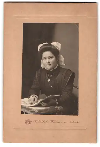 Fotografie J. B. Schäfer, Wiesbaden, Nicolausstrasse 22, Portrait junge Dame im modischen Kleid