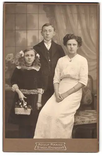 Fotografie Adolf Nahme, Stade, Kirchenstrasse 1, Portrait junge Dame und junger Herr mit Mädchen in hübscher Kleidung