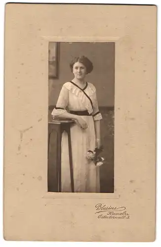 Fotografie Blesius, Hameln, Ostertorwall 3, Portrait junge Dame im hübschen Kleid