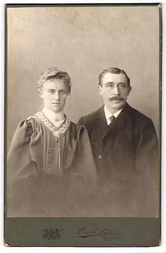 Fotografie Ersnt Lürs, Bremen, Am Wall 141, Portrait bürgerliches Paar in hübscher Kleidung