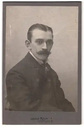 Fotografie Louis Koch, Bremen, Auf der Brake 20, Portrait eleganter Herr mit Moustache