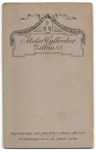 Fotografie Atelier Walbrecker, Zittau i /S., Portrait bürgerliche Dame und Mädchen mit Bilderbuch