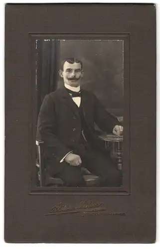 Fotografie Atelier Mehler, Bielefeld, Portrait eleganter Herr mit Moustache