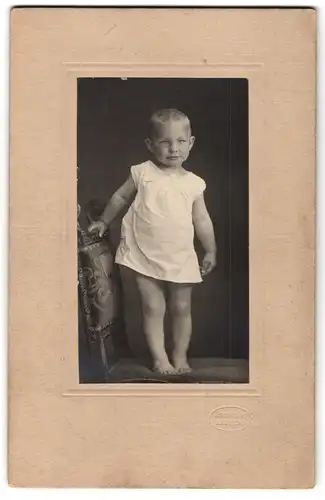 Fotografie A. Mohaupt, Oldenburg, Portrait kleines Kind im weissen Hemd