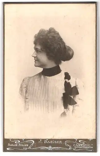 Fotografie J. Kleiber, Cannstatt, Ecke Königs & Eisenbahnstrasse, Portrait bürgerliche Dame mit zeitgenössischer Frisur