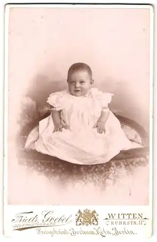 Fotografie Friedr. Goebel, Witten, Ruhrstrasse 11, Portrait süsses Kleinkind im weissen Kleid
