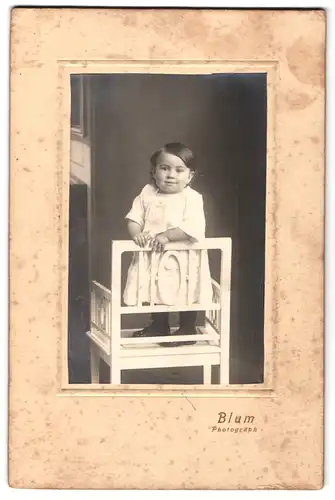 Fotografie Blum, Ort unbekannt, Portrait süsses Kleinkind im weissen Kleid