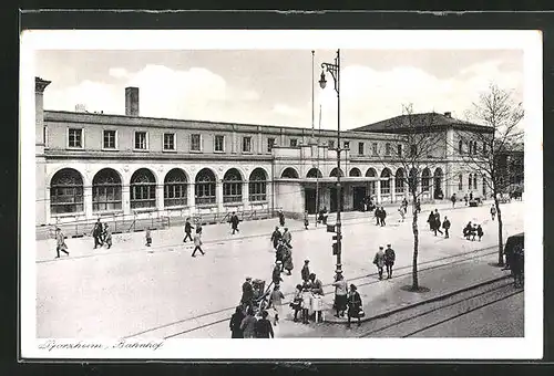 AK Pforzheim, Passanten vor dem Bahnhof
