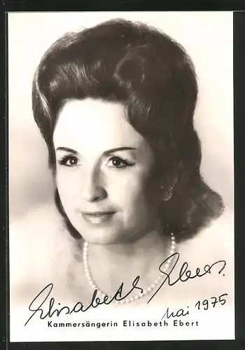AK Opernsängerin Elisabeth Ebert mit Perlenkette, Autograph