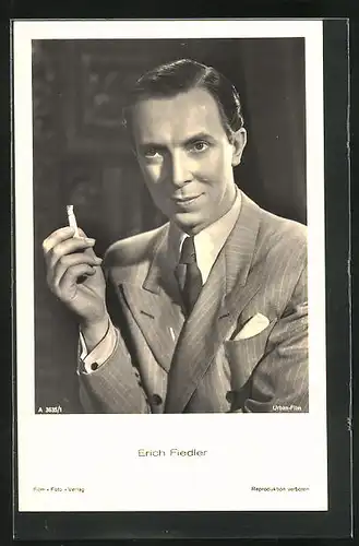 AK Schauspieler Erich Fiedler raucht eine Zigarette