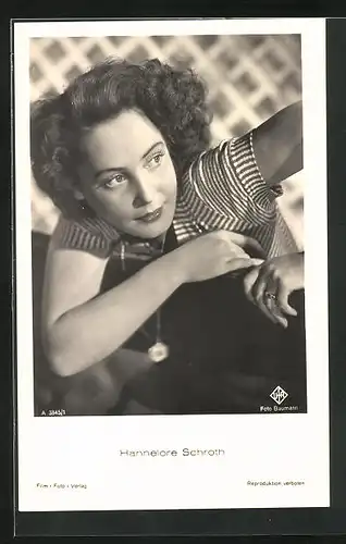 AK Schauspielerin Hannelore Schroth schaut seitlich