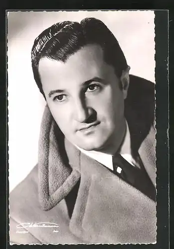 AK Schauspieler André Dassary in winterlicher Kleidung