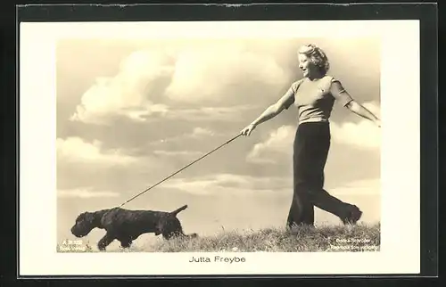 AK Schauspielerin Jutta Freybe mit ihrem Hund