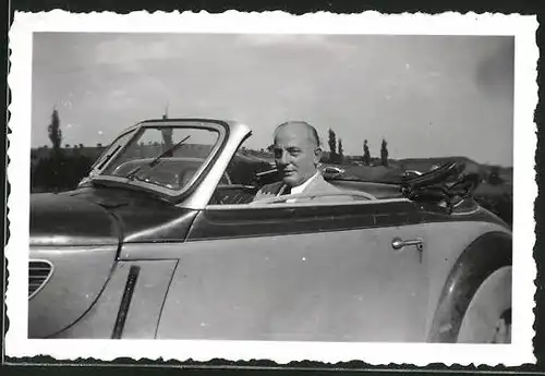 Fotografie Auto BMW Cabrio, älterer Mann im offenen PKW