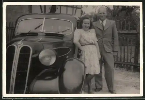 Fotografie Auto BMW, glückliches Paar nebst PKW 1948